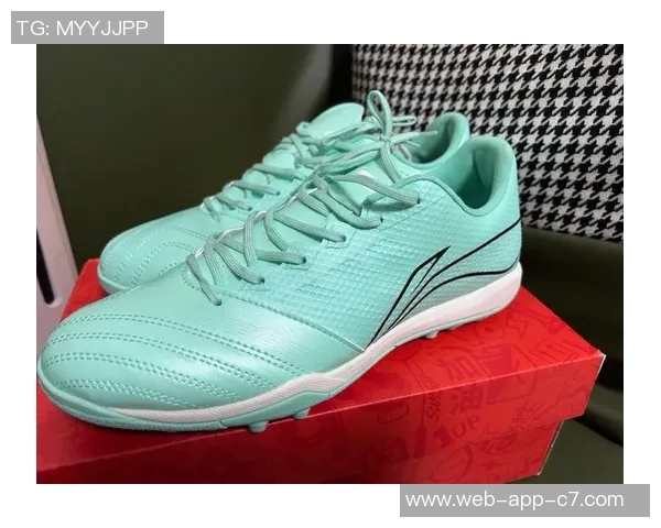 时尚舒适帆布足球鞋男款专业运动鞋助力你的球场表现