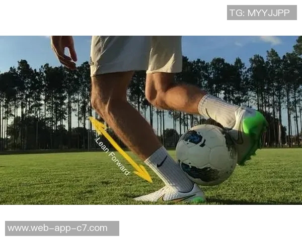 踢足球时应该使用哪些部位来提高技巧和准确性的方法探讨